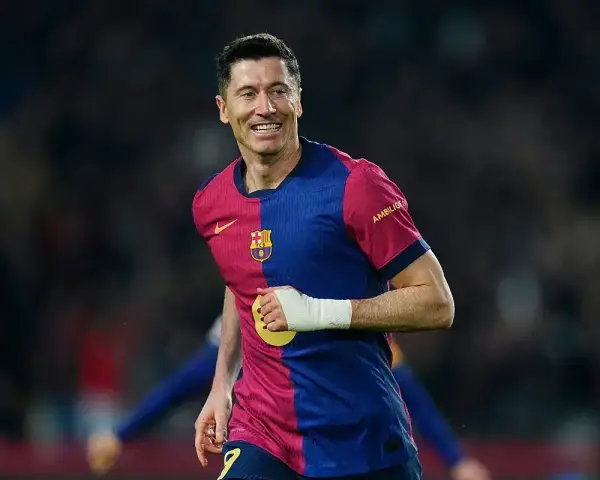 Robert Lewandowski w barwach Barcelony, jeden z najlepszych napastników świata, cieszy się po strzelonej bramce.