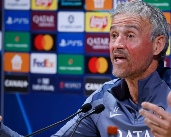 Luis Enrique, trener PSG, z pasją opowiada o tym, kto wygra Ligę Mistrzów, gestykulując przed mikrofonami.