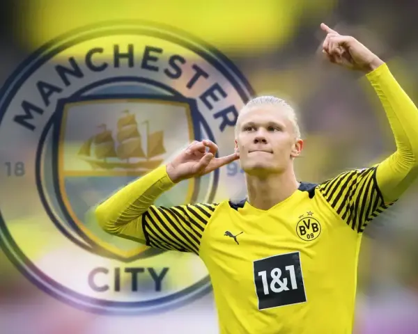 Erling Haaland w żółtej koszulce z logo Manchester City.