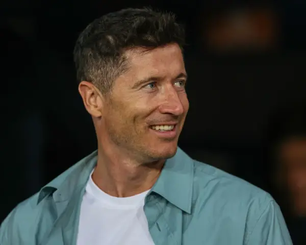 Uśmiechnięty Robert Lewandowski, zastanawiamy się, ile języków zna Robert Lewandowski, grając w międzynarodowych klubach.