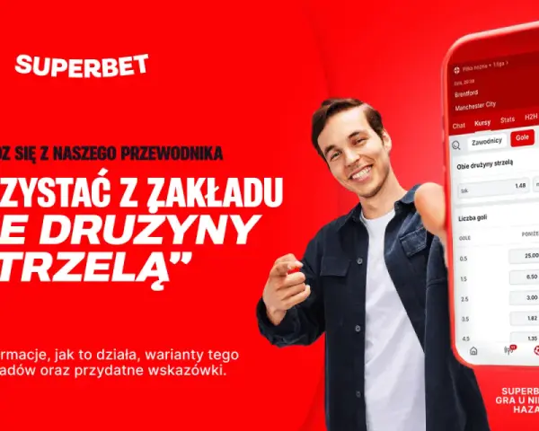 Młody mężczyzna pokazuje smartfon z aplikacją bukmacherską Superbet, gdzie widoczny jest zakład "obie drużyny strzelą".