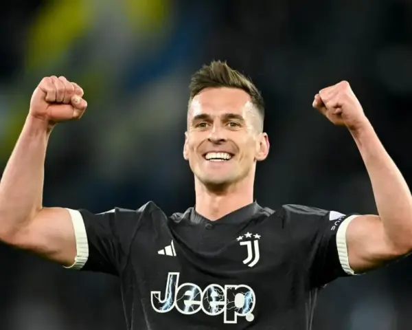Piłkarz Juventusu, Wojciech Szczęsny, cieszy się ze zwycięstwa. Fani zastanawiają się, ile zarabia Milik, gdy widzą jego sukcesy.