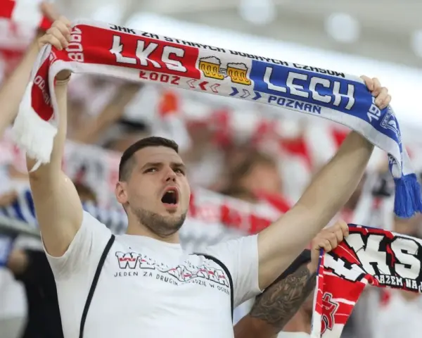 Młody kibic z szalikiem ŁKS Łódź i Lecha Poznań. Fani wspierają swoje drużyny, a my czekamy na kolejne łks łódź transfery.