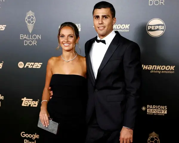 Para młoda na gali Ballon d'Or. On w eleganckim garniturze, ona w czarnej sukni. Może to najmłodszy zdobywca złotej piłki?