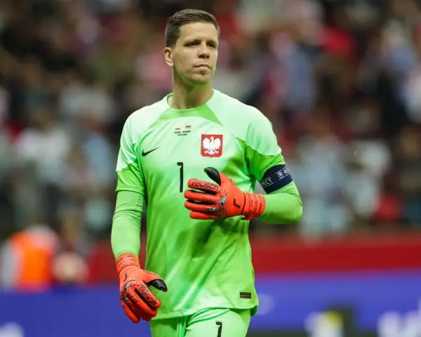 Wojciech Szczęsny, bramkarz reprezentacji Polski, w zielonej koszulce i pomarańczowych rękawicach. Jego imponujący wzrost pozwala mu skutecznie bronić.