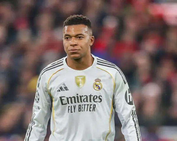 Kylian Mbappé w białej koszulce Realu Madryt. Zastanawiasz się, ile Mbappé zarabia na minutę?