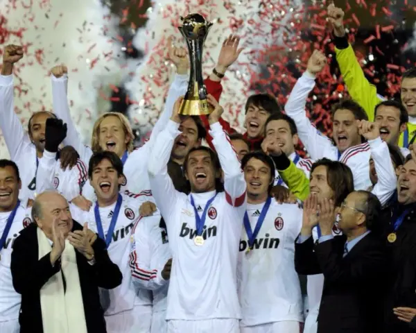 Piłkarze Milanu świętują zdobycie pucharu. To ich siódmy triumf, co odpowiada na pytanie, ile razy AC Milan wygrał Ligę Mistrzów.