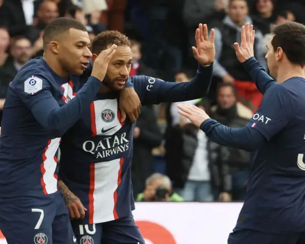 Mbappé, Neymar i Messi świętują bramkę w meczu PSG. Składy: OGC Nice – Stade de Reims.