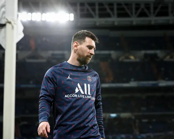 Lionel Messi w dresie PSG, zastanawia się, ile Messi zarabia na sekundę.