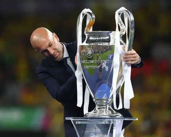 Zinedine Zidane z pucharem Ligi Mistrzów.