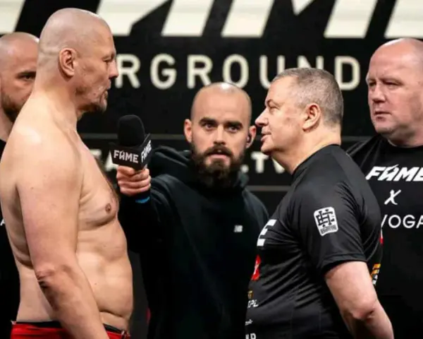 Dwóch zawodników na ważeniu przed walkami Fame MMA, z mikrofonem i ochroniarzami.