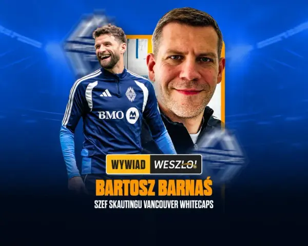 Dwóch mężczyzn, jeden w stroju piłkarskim Vancouver Whitecaps, drugi z bliska, na tle niebieskich świateł.
