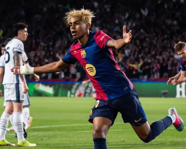 Piłkarz Barcelony z blond włosami cieszy się z bramki. Czy to oznacza, że Barcelona odpadła z Ligi Mistrzów?