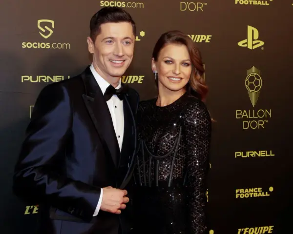 Robert i Anna Lewandowscy na gali Ballon d'Or. Ciekawe, ile zarabia Lewandowski na miesiąc, gdy tyle zarabia na boisku.