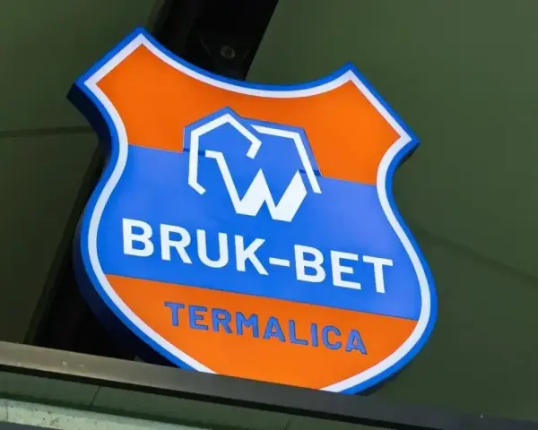 Logo Bruk-Bet Termalica, drużyny, której rankingi w meczach z Wisłą Płock zawsze budzą emocje.