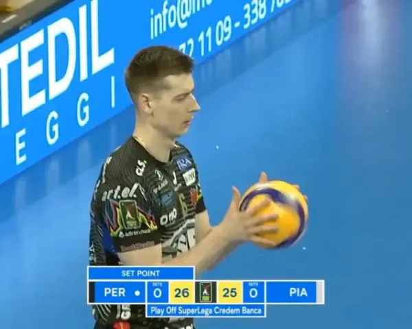 Siatkówka liga włoska: wynik meczu PER 26-25 PIA. Zawodnik z piłką, na niebieskim tle z logotypami.