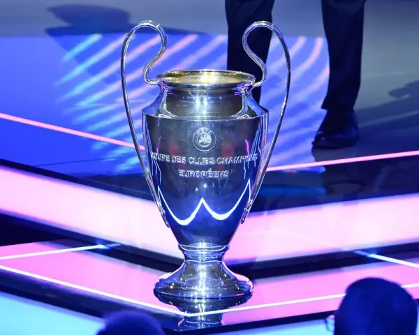 Trofeum Ligi Mistrzów błyszczy, czekając na moment, kiedy losowanie ligi mistrzów wyłoni zwycięzcę.