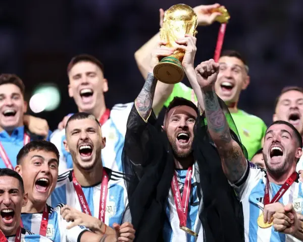 Leo Messi z Pucharem Świata, świętuje z drużyną. Argentyna udowodniła, kto jest mistrzem świata w piłce nożnej!