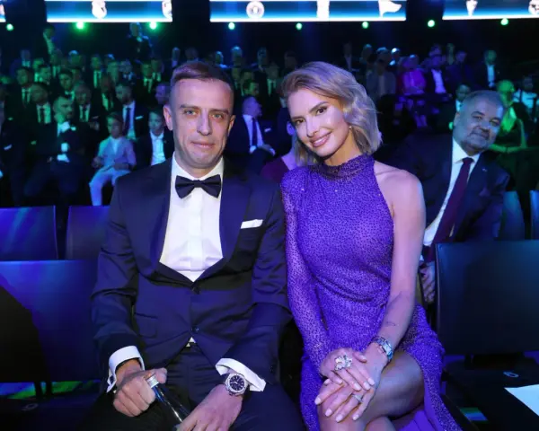 Kamil Grosicki z żoną na gali. Elegancka para w pierwszym rzędzie, otoczona przez gości.