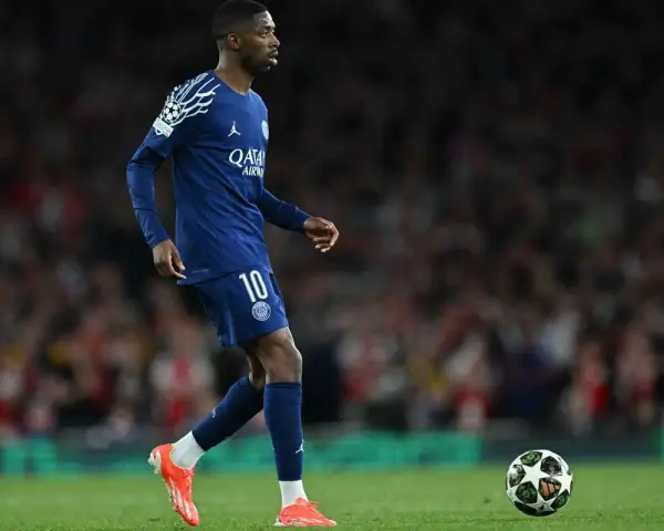 Piłkarz PSG z numerem 10, Ousmane Dembélé, w akcji. Miejmy nadzieję, że to nie kolejna **dembele kontuzja**.