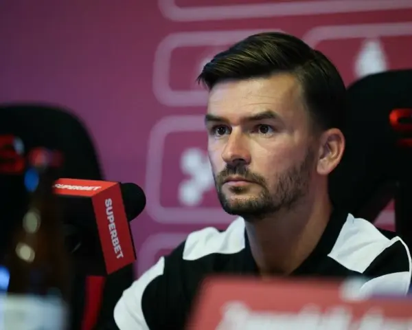 Twarz trenera Górnika Zabrze, skupionego podczas konferencji prasowej.