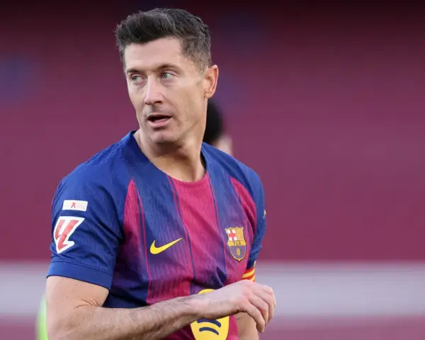 Robert Lewandowski w koszulce FC Barcelony, zastanawia się, kto jest najlepszym piłkarzem na świecie.
