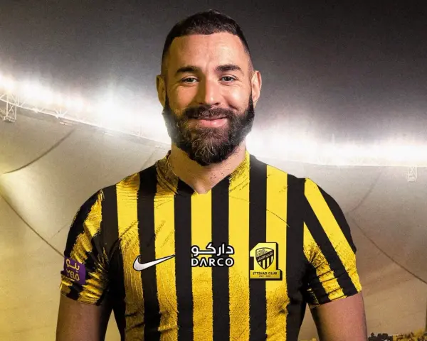 Karim Benzema w nowej koszulce klubu, zastanawiasz się ile zarabia Karim Benzema?