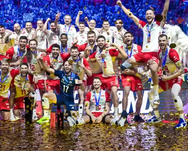 Polska drużyna siatkarzy świętuje zwycięstwo, a na ich twarzach widać radość. Ile razy Polska była mistrzem świata w siatkówce? To pytanie zadają sobie kibice.