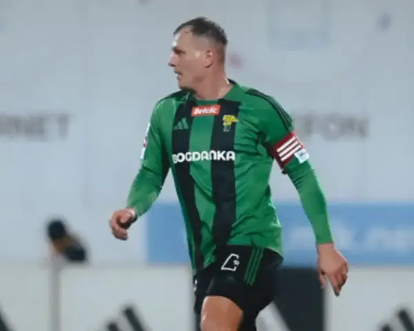 Piłkarz Górnika Łęczna w zielono-czarnej koszulce z opaską kapitana. Mecz z GKS Tychy.