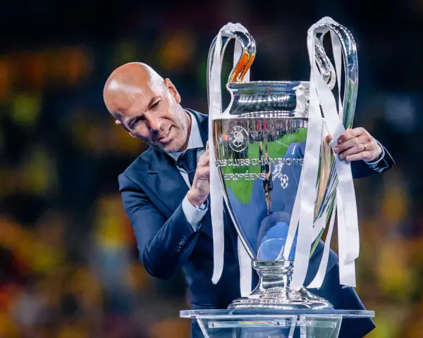 Zinedine Zidane z pucharem Ligi Mistrzów. To on wie, kto wygrał ligę mistrzów.