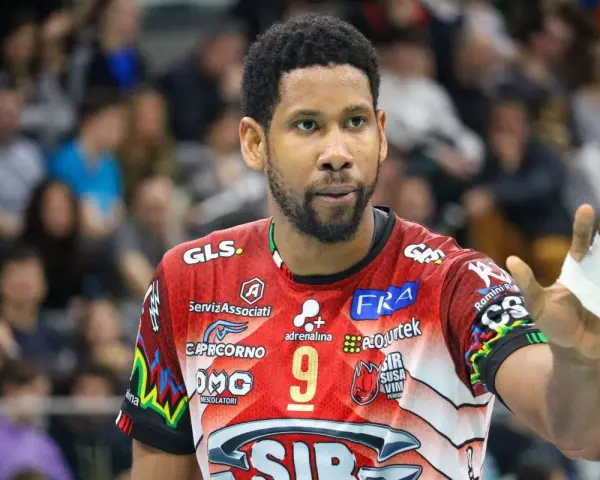 Siatkarz Wilfredo Leon w czerwonej koszulce z numerem 9. Jego zarobki budzą zainteresowanie fanów siatkówki.