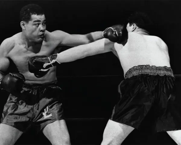 Joe Louis, jeden z najlepsi bokserzy w historii, w akcji na ringu.