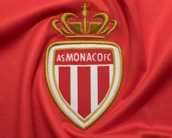 Herb AS Monaco FC na czerwonym tle. Składy: RC Lens – AS Monaco FC.
