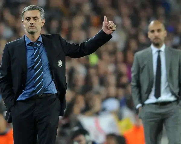 Jose Mourinho, mistrz taktyki **catenaccio**, daje kciuk w górę. W tle stoi Pep Guardiola.