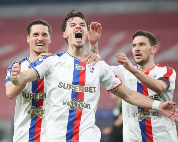 Piłkarze Górnika Zabrze cieszą się po golu w meczu przeciwko Rakowowi Częstochowa.