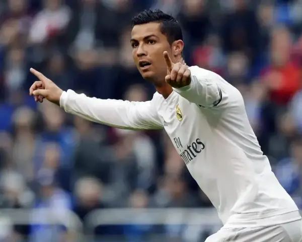 Cristiano Ronaldo, znany z imponującego wzrostu, w białej koszulce Realu Madryt.