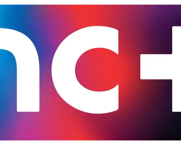 Logo nc+ z gradientem od niebieskiego przez czerwony do fioletowego. Symbolizuje telewizję satelitarną nc+.