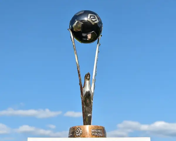 Trofeum "Mistrz Polski" czeka na swojego właściciela. Kto z kim w ostatniej kolejce ekstraklasy powalczy o ten puchar?
