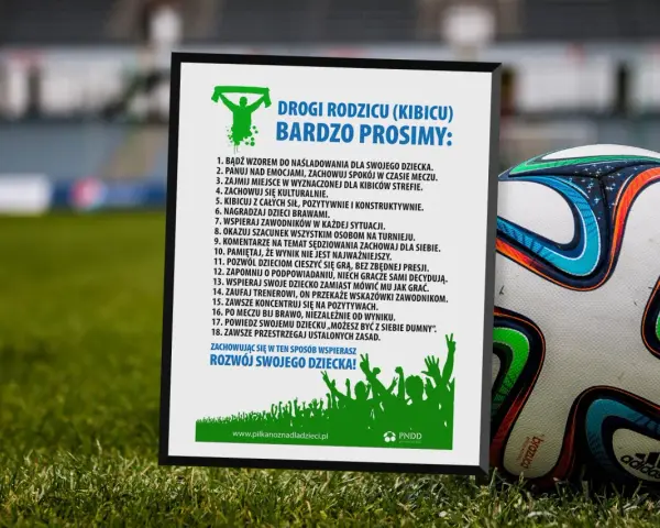 Piłka nożna to emocje! Plakat "Drogi Rodzicu (Kibicu) bardzo prosimy" przypomina, czy znasz zasady gry w piłkę nożną i jak wspierać dziecko.