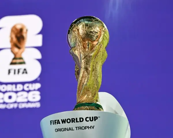 Złote trofeum FIFA World Cup na tle logo turnieju 2026. Już niedługo dowiemy się, kiedy otwarcie mistrzostw świata w piłce nożnej!