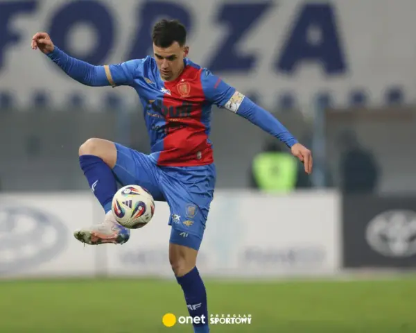 Piłkarz Piasta Gliwice w akcji, kontroluje piłkę nogą. Mecz Piast Gliwice – Wisła Płock.