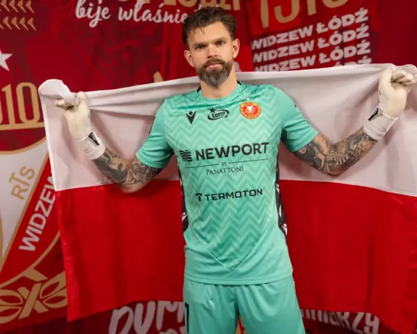 Bramkarz w zielonym stroju z polską flagą. Nowe widzew transfery w Łodzi.