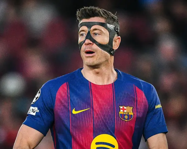 Robert Lewandowski w masce ochronnej, w barwach Barcelony, gotowy do gry dla kadry.