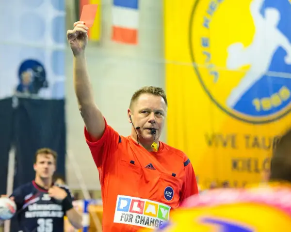 Sędzia pokazuje czerwoną kartkę, co oznacza co oznacza czerwona kartka w piłce ręcznej.