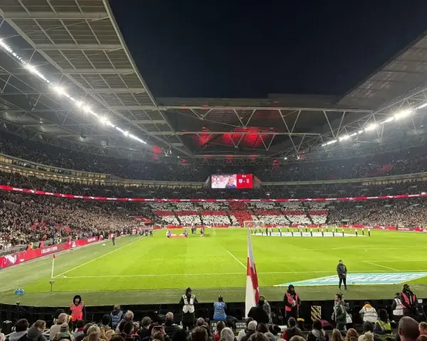Stadion Wembley podczas meczu, tłumy kibiców tworzą biało-czerwone mozaiki. Emocje jak na najlepszych ligach angielskich.