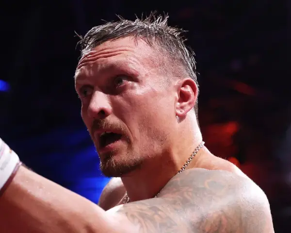 Usyk, z mokrymi włosami i zaciętą miną, kontynuuje budowanie swojego imponującego rekordu w boksie.