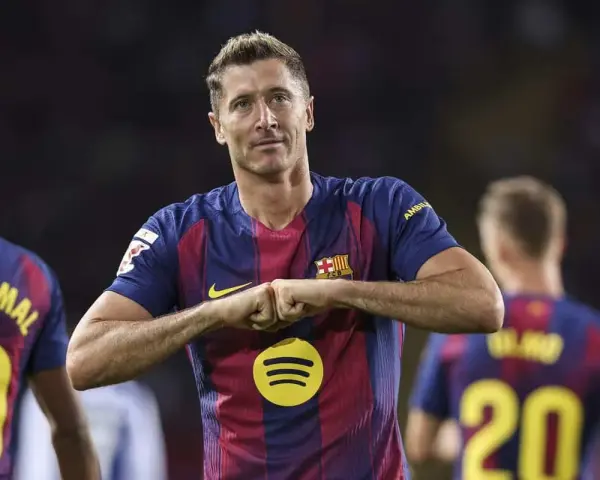 Robert Lewandowski w barwach Barcelony, z dumą prezentuje swoje osiągnięcia. Ciekawe, ile zarabia Lewandowski w Barcelonie, patrząc na jego zaangażowanie.