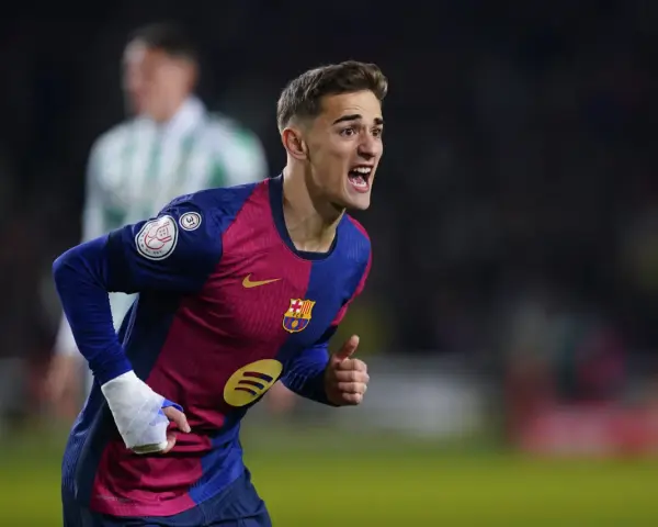 Gavi z zabandażowaną ręką, mimo kontuzji, krzyczy na boisku w barwach FC Barcelony.