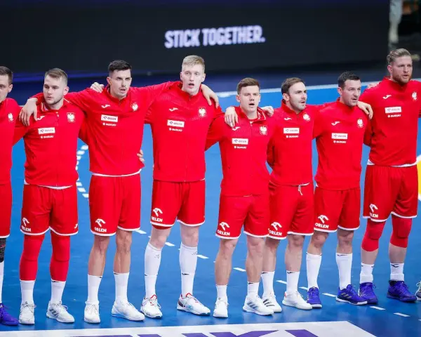 Drużyna Polski w piłce ręcznej w czerwonych strojach, gotowa do walki. Kiedy następny mecz polski w piłce ręcznej?