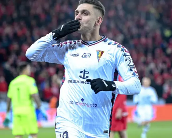 Piłkarz Pogonii Szczecin całuje rękę po golu w meczu z Widzewem Łódź.